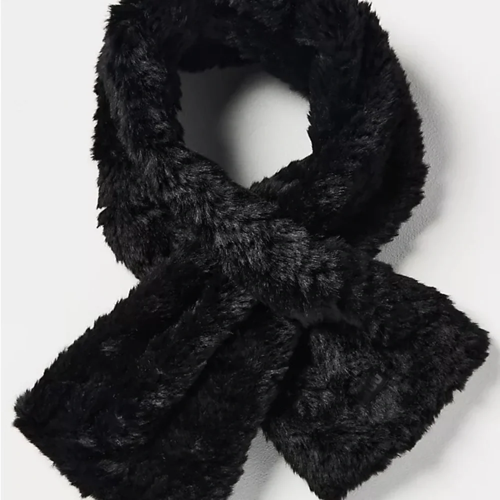 UGG Faux Fur Pull Thru Elegant Black Faux Fur Scarf New